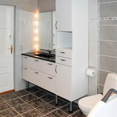 Seven-bedroom In Prázdninový dům Bredebro