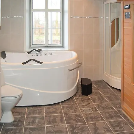 Seven-bedroom In Prázdninový dům Bredebro