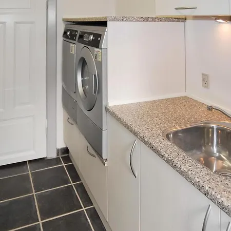 בית נופש Seven-bedroom In Bredebro